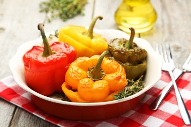 Et ile kırmızı ve sarı biber dolması