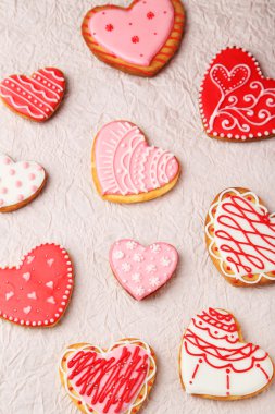 Pembe kağıt üzerinde kalp kurabiye