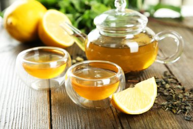 yeşil çay Kupası ve çaydanlık