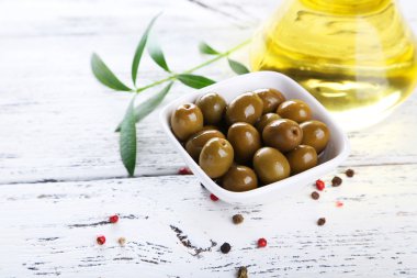 Kase içinde yeşil zeytin