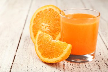 Turuncu meyve ve bardak meyve suyu