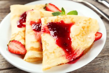 Krep plaka üzerinde çilek ile