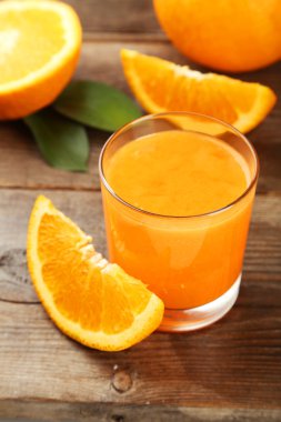 Turuncu meyve ve bardak meyve suyu