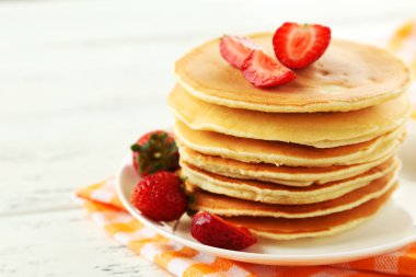 Çilekli leziz krepler.