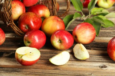 Elma sepeti ve elma dilimleri