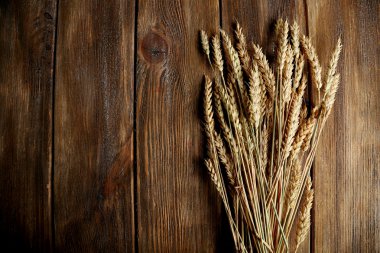 Tahta arka planda buğday kulakları