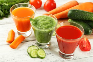 Taze domates, havuç ve salatalık suyu