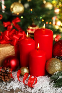 Noel baloları ve mumlar