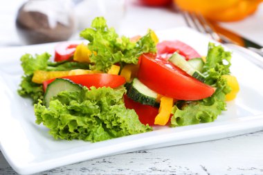 Tabakta taze sebze salatası