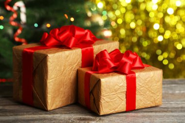 Kırmızı kurdeleli hediye kutuları