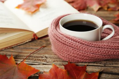 Kahve sıcak eşarp ile