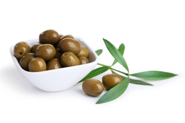 Kase içinde yeşil zeytin