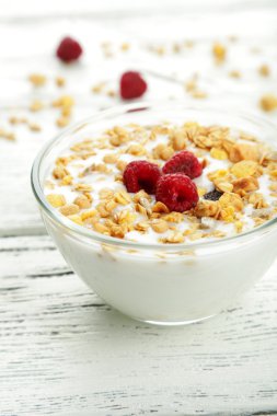 Yoğurt ve ahududu ile müsli
