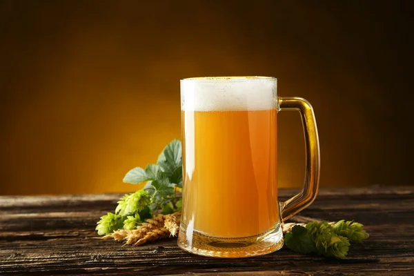 大杯的啤酒用小麦和啤酒花的耳朵 — 图库照片