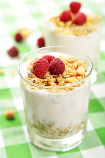 Muesli with yogurt and raspberries — Stock Photo, Image