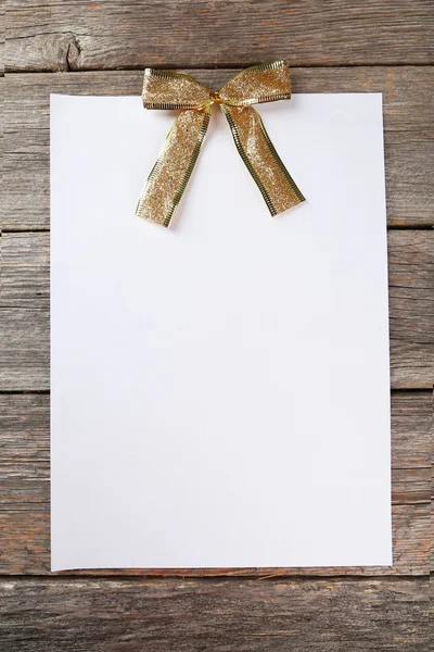 Czysty papier arkusz z złoty łuk — Zdjęcie stockowe