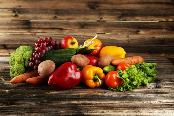 Legumes frescos na mesa — Fotografia de Stock