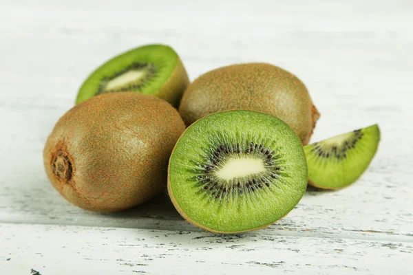 Kiwi-Früchte isoliert — Stockfoto