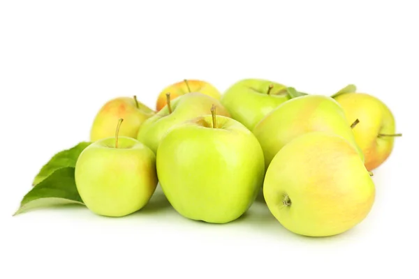 Manzanas verdes con hojas — Foto de Stock