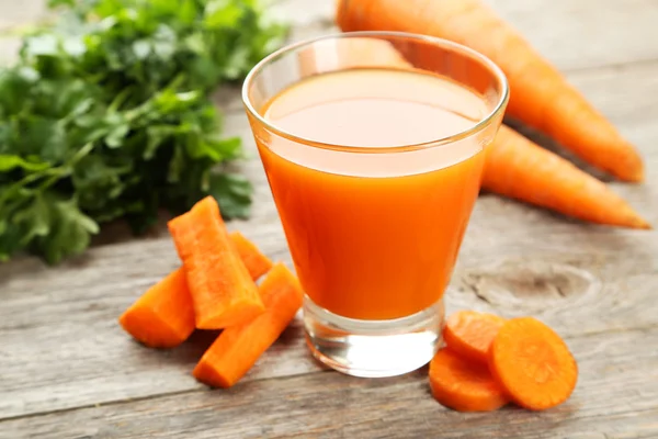 Стакан морковного сока — стоковое фото