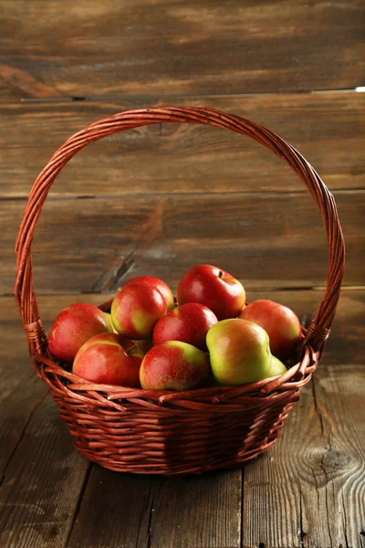 Beautiful apples in basket — Stock Photo, Image
