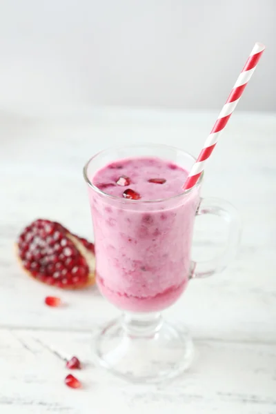 Batido de granada en vidrio — Foto de Stock