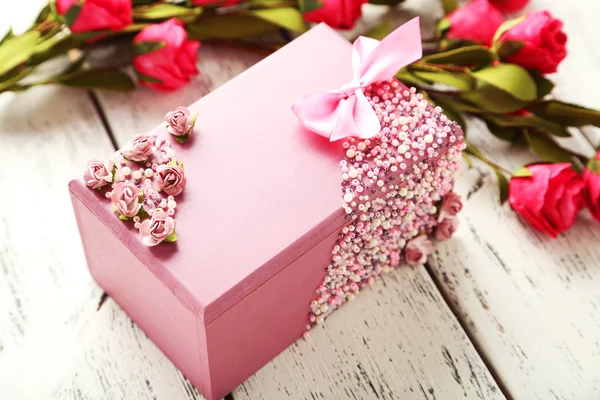 Ataúd rosa con flores — Foto de Stock