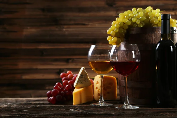 Ποτήρια από κόκκινο και λευκό κρασί — Φωτογραφία Αρχείου
