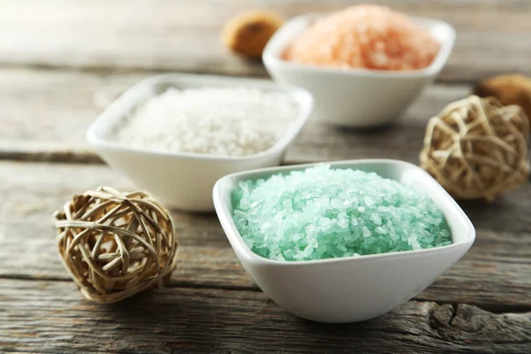Barevné mořská sůl v bílé misky — Stock fotografie