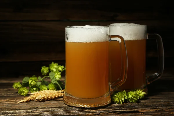 Bierkrüge mit Ähren und Hopfen — Stockfoto