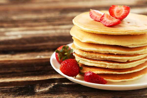 Panquecas deliciosas com morangos — Fotografia de Stock