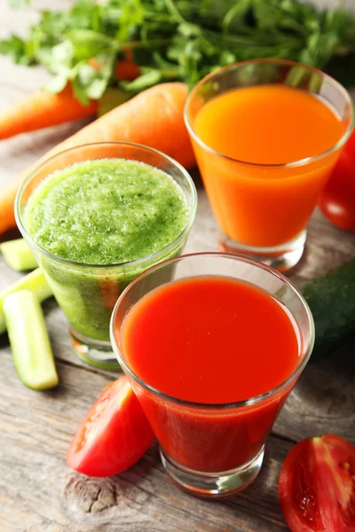 Tomaten-, Karotten- und Gurkensaft — Stockfoto