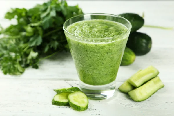 Vidro de suco de pepino — Fotografia de Stock