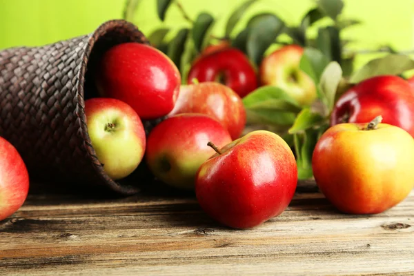 Red apples in basket — Stock Photo, Image