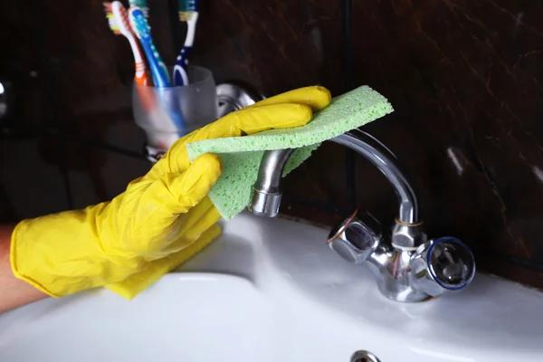 Male hand cleaning bathroom — Stock Photo, Image