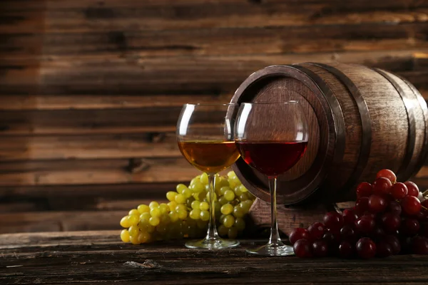 Vasos de vino tinto y blanco — Foto de Stock