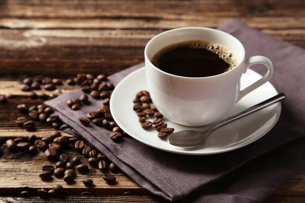 Taza de café con granos de café — Foto de Stock