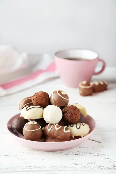 Cioccolatini in ciotola e tazza — Foto Stock