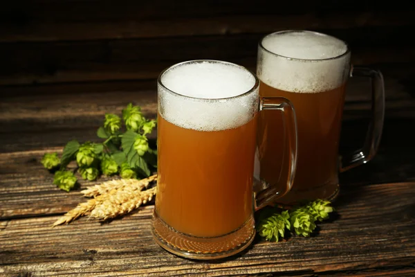 Tasses de bière avec épis de blé et houblon — Photo