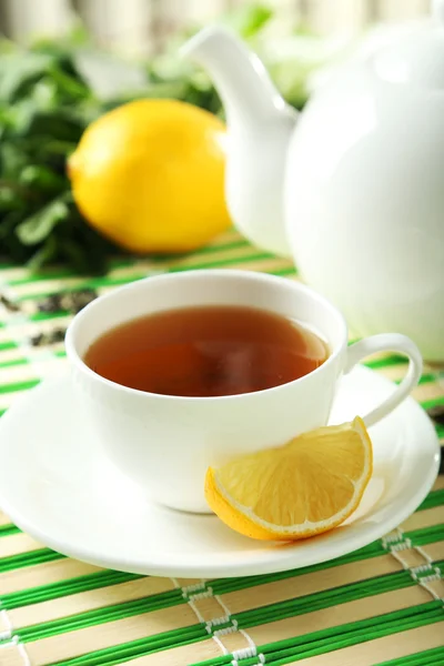 Chá verde na xícara — Fotografia de Stock