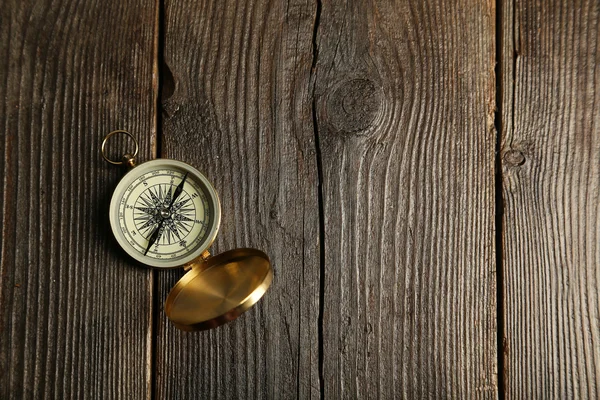 Kompas na dřevěném pozadí — Stock fotografie