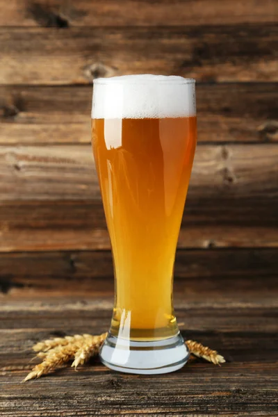 Glass of beer with ears of wheat — Stock Photo, Image