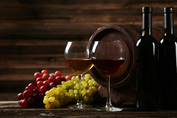 Glasses of red and white wine — Stock Photo, Image