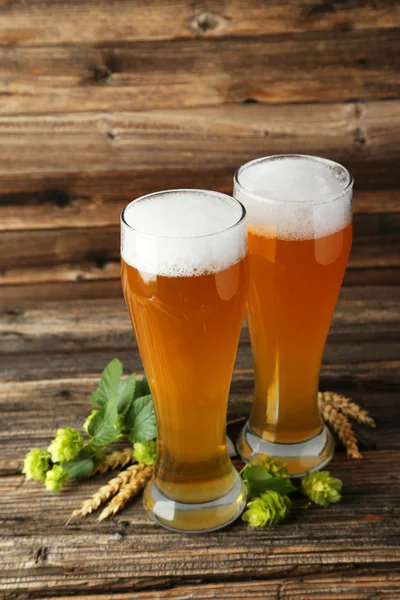 Стаканы пива с колосьями пшеницы и хмеля — стоковое фото