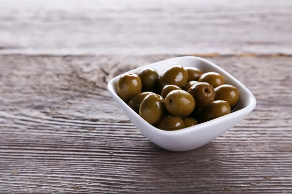 Zelené olivy v misce — Stock fotografie