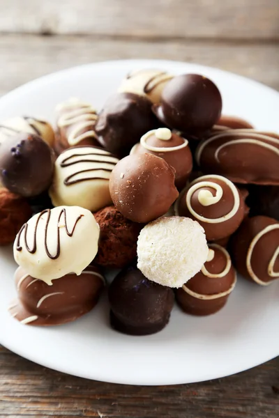 Chocolates dulces en el plato — Foto de Stock