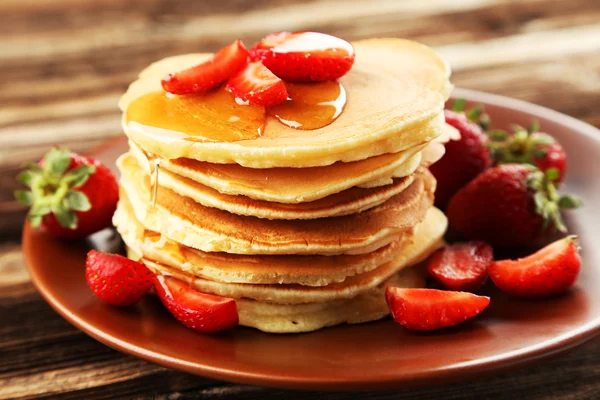 Deliciosos panqueques con fresas — Foto de Stock