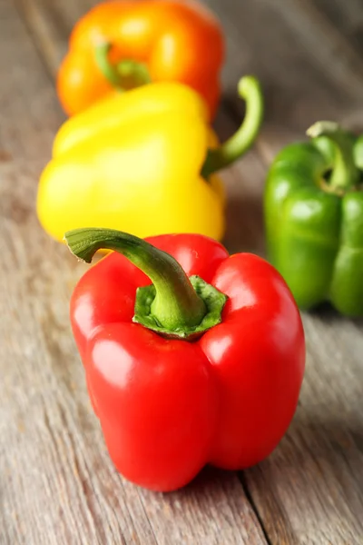 Τέσσερις φρέσκες πιπεριές — Φωτογραφία Αρχείου