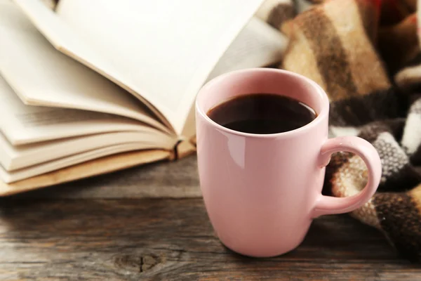 Filiżanka kawy z książki — Zdjęcie stockowe