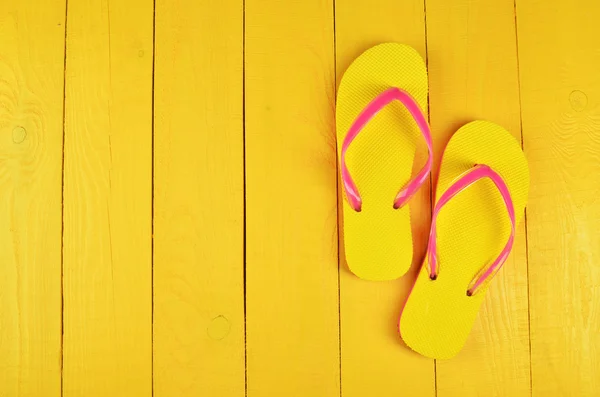 Gelbe Flip Flops — Stockfoto